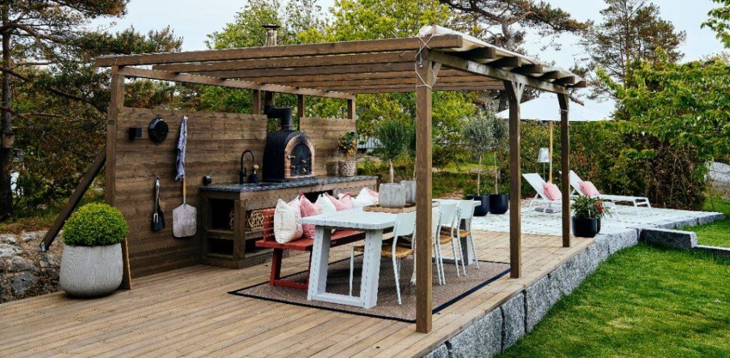 Essential Tips for Designing a Safe and Functional Outdoor Kitchen Essential Tips for Designing a Safe and Functional Outdoor Kitchen